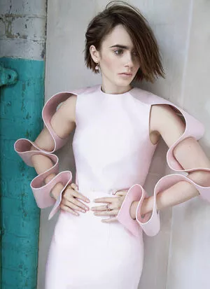 Lily Collins OnlyFans Leaked Free Thumbnail Picture - #BYMfeRiFBT