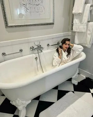 Lily Collins OnlyFans Leaked Free Thumbnail Picture - #DyneOfUUZV