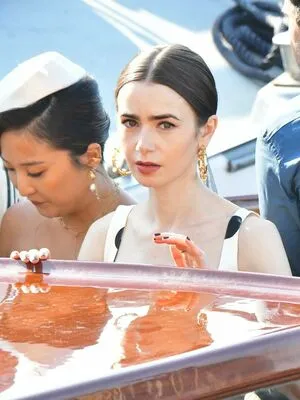 Lily Collins OnlyFans Leaked Free Thumbnail Picture - #KjsatzBxqe