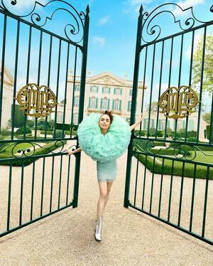 Lily Collins OnlyFans Leaked Free Thumbnail Picture - #NO5QoIwWl4