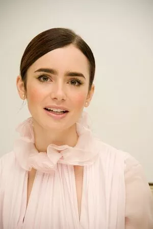 Lily Collins OnlyFans Leaked Free Thumbnail Picture - #PAdq1xMAj5