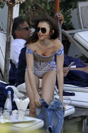 Lily Collins OnlyFans Leaked Free Thumbnail Picture - #QfclkkkAeb