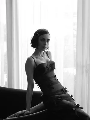 Lily Collins OnlyFans Leaked Free Thumbnail Picture - #VGINgoT23c