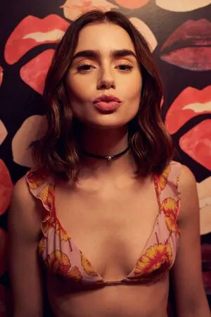 Lily Collins OnlyFans Leaked Free Thumbnail Picture - #nhFMPpsmX7