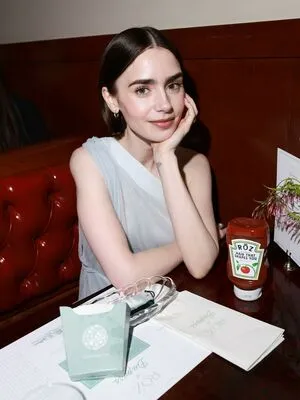 Lily Collins OnlyFans Leaked Free Thumbnail Picture - #pPRGudC0WX