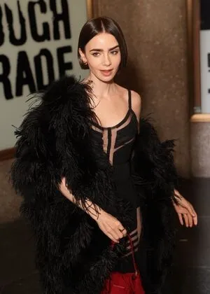 Lily Collins OnlyFans Leaked Free Thumbnail Picture - #t2d2tu5WNo