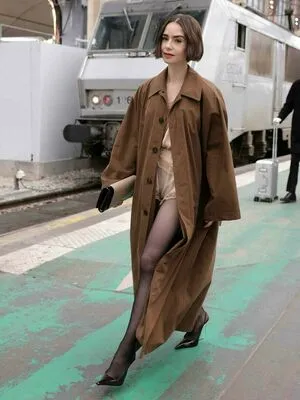 Lily Collins OnlyFans Leaked Free Thumbnail Picture - #yY4WAAEZbw