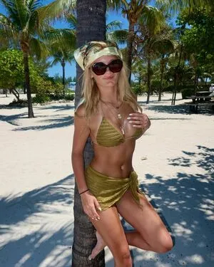 Lily Torrence OnlyFans Leaked Free Thumbnail Picture - #xEGtBNuses