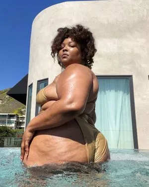 Lizzo OnlyFans Leaked Free Thumbnail Picture - #8InIBG3sC8