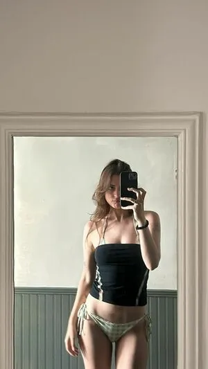 Lizzy Mcalpine OnlyFans Leaked Free Thumbnail Picture - #7dwBYw36lw