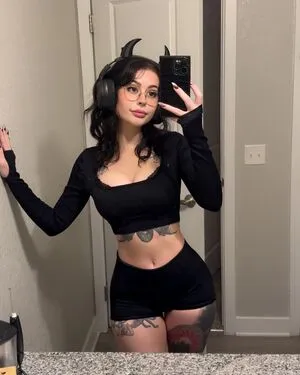 Lolaknivesxz OnlyFans Leaked Free Thumbnail Picture - #LMAGvL3NDI