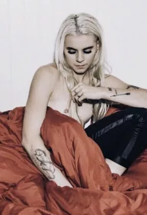 Lynn Gunn Thumbnail Picture