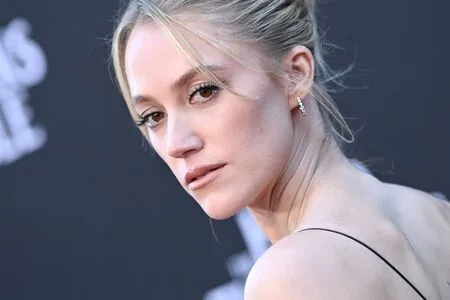 Maika Monroe OnlyFans Leaked Free Thumbnail Picture - #CVAen3SDaj