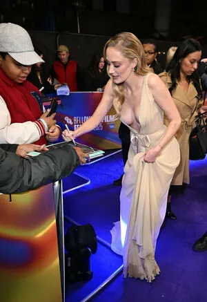 Maika Monroe OnlyFans Leaked Free Thumbnail Picture - #Fpy9JLaQqh