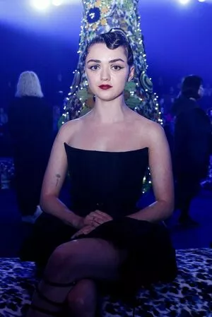 Maisie Williams OnlyFans Leaked Free Thumbnail Picture - #2Z0T0guTSG