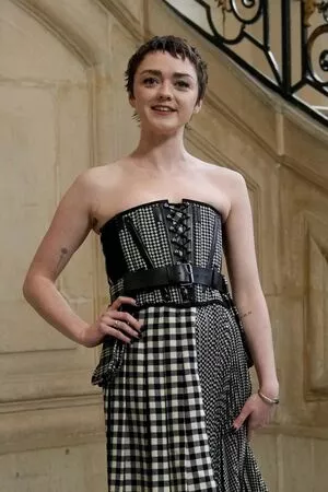 Maisie Williams OnlyFans Leaked Free Thumbnail Picture - #K220T5wn3z
