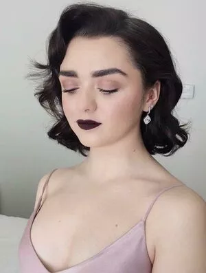 Maisie Williams OnlyFans Leaked Free Thumbnail Picture - #y64P6MZ3Ed