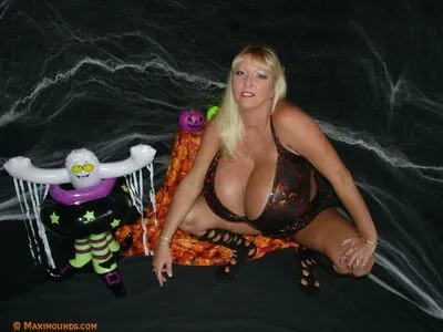 Maxi Mounds OnlyFans Leaked Free Thumbnail Picture - #1In3mts09K