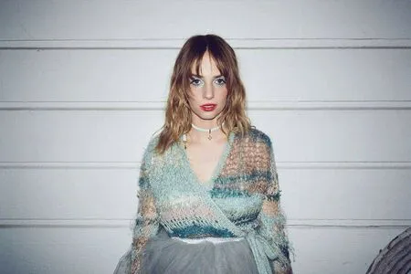 Maya Hawke OnlyFans Leaked Free Thumbnail Picture - #7vI0ejqGzJ