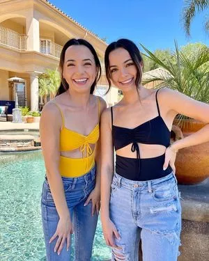 Merrell Twins OnlyFans Leaked Free Thumbnail Picture - #JKFDEAlozq