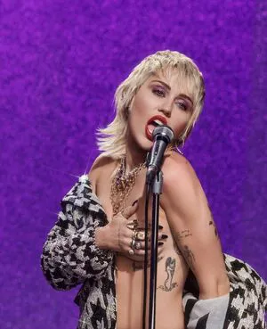 Miley Cyrus OnlyFans Leaked Free Thumbnail Picture - #10YIsi7nS2