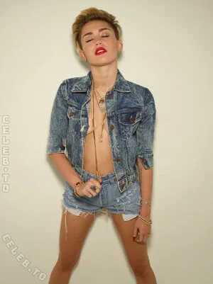 Miley Cyrus OnlyFans Leaked Free Thumbnail Picture - #1EqHmQtlVS
