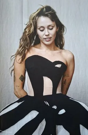 Miley Cyrus OnlyFans Leaked Free Thumbnail Picture - #1bS7ev1vLK