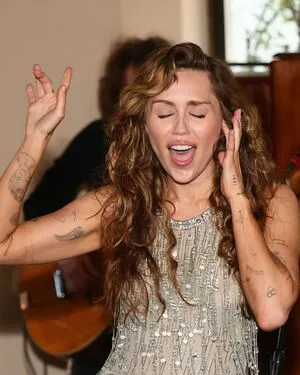 Miley Cyrus OnlyFans Leaked Free Thumbnail Picture - #20JeVetJex
