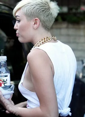 Miley Cyrus OnlyFans Leaked Free Thumbnail Picture - #2DmYSsktvA