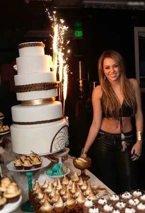 Miley Cyrus OnlyFans Leaked Free Thumbnail Picture - #4E42Z7iSxZ