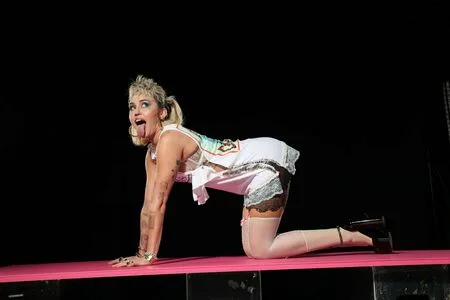 Miley Cyrus OnlyFans Leaked Free Thumbnail Picture - #4LqNoSGAML