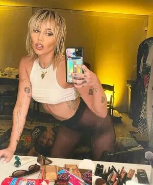 Miley Cyrus OnlyFans Leaked Free Thumbnail Picture - #5nwEGHlMJ8