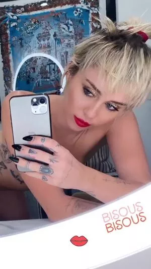 Miley Cyrus OnlyFans Leaked Free Thumbnail Picture - #6Xjk1JPQp1