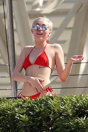 Miley Cyrus OnlyFans Leaked Free Thumbnail Picture - #7aOGl9CO9L