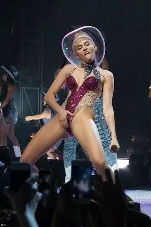 Miley Cyrus OnlyFans Leaked Free Thumbnail Picture - #8AGyBH82o2