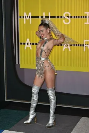 Miley Cyrus OnlyFans Leaked Free Thumbnail Picture - #8M9wmLTPS4