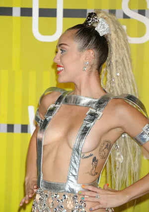 Miley Cyrus OnlyFans Leaked Free Thumbnail Picture - #8Mi0YhX66s