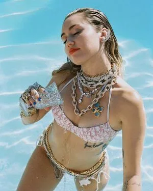 Miley Cyrus OnlyFans Leaked Free Thumbnail Picture - #8aIYsV24ky