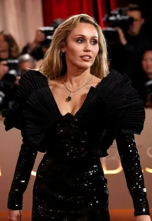 Miley Cyrus OnlyFans Leaked Free Thumbnail Picture - #9KtrawG5wo