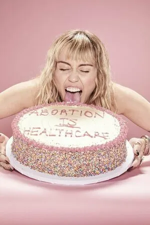 Miley Cyrus OnlyFans Leaked Free Thumbnail Picture - #9lPrhIv9b1
