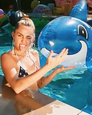 Miley Cyrus OnlyFans Leaked Free Thumbnail Picture - #D6Mp0b4jki