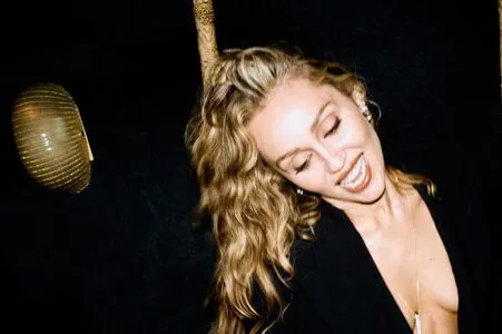 Miley Cyrus OnlyFans Leaked Free Thumbnail Picture - #D8FFcn2Pmr