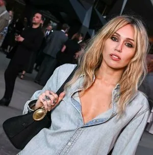 Miley Cyrus OnlyFans Leaked Free Thumbnail Picture - #DuBtnkAYMi