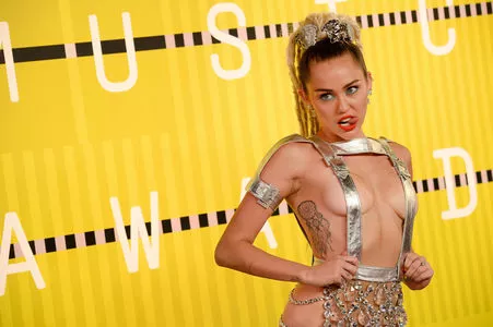 Miley Cyrus OnlyFans Leaked Free Thumbnail Picture - #E01kZ066Me