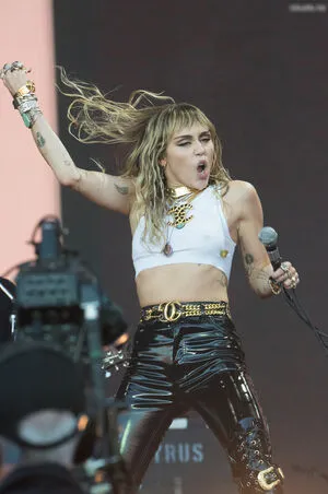 Miley Cyrus OnlyFans Leaked Free Thumbnail Picture - #ECAoor2pAT