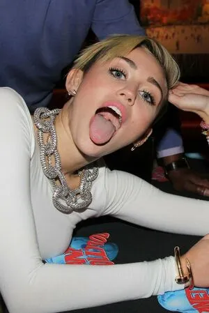 Miley Cyrus OnlyFans Leaked Free Thumbnail Picture - #EL2ziT4IHw
