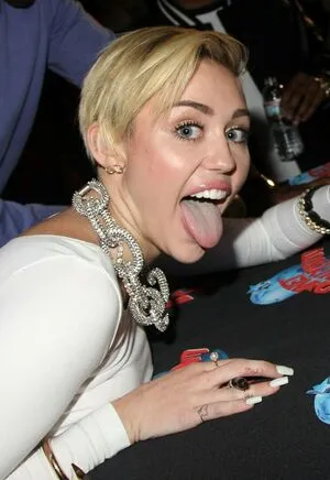 Miley Cyrus OnlyFans Leaked Free Thumbnail Picture - #EtHF98lApK