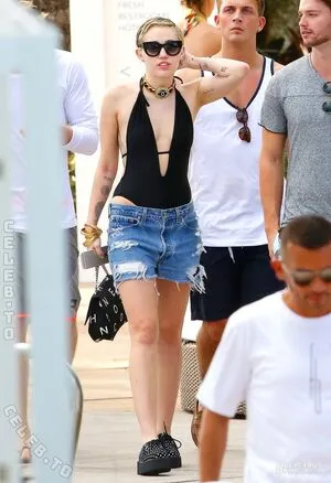 Miley Cyrus OnlyFans Leaked Free Thumbnail Picture - #F9W6RYYDGd