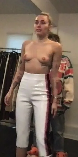 Miley Cyrus OnlyFans Leaked Free Thumbnail Picture - #FA5HTxBzFT