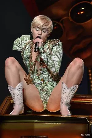 Miley Cyrus OnlyFans Leaked Free Thumbnail Picture - #GZKwXAAJJp